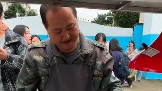 善良遇上了溫柔，大學(xué)“獨臂送水工”被迫轉(zhuǎn)行擺攤，學(xué)生們“報恩式”光顧