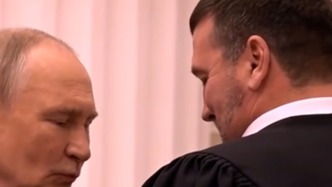 獲獎(jiǎng)?wù)咭路?，普京頒勛章時(shí)開(kāi)玩笑：簡(jiǎn)直是盔甲