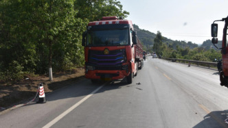 大貨車超車時撞上超載摩托車致3人死亡，調(diào)查報告：死者最大的僅15歲