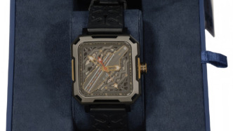 中國船舶邀請26年前捐140元造航母的“小朋友”參觀，附贈福建艦入列紀念手表