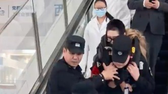 跑出“生命加速度”，杭州西站一旅客“云梯”上暈倒，眾人接力救助