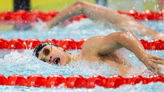 潘展樂(lè)一天四槍?zhuān)≌憬?duì)衛(wèi)冕男子4×100米自由泳接力