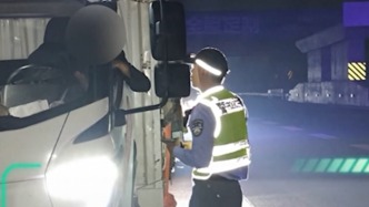 困到在高速上“秒睡”？交警送上“叫醒服務(wù)”并罰款扣分