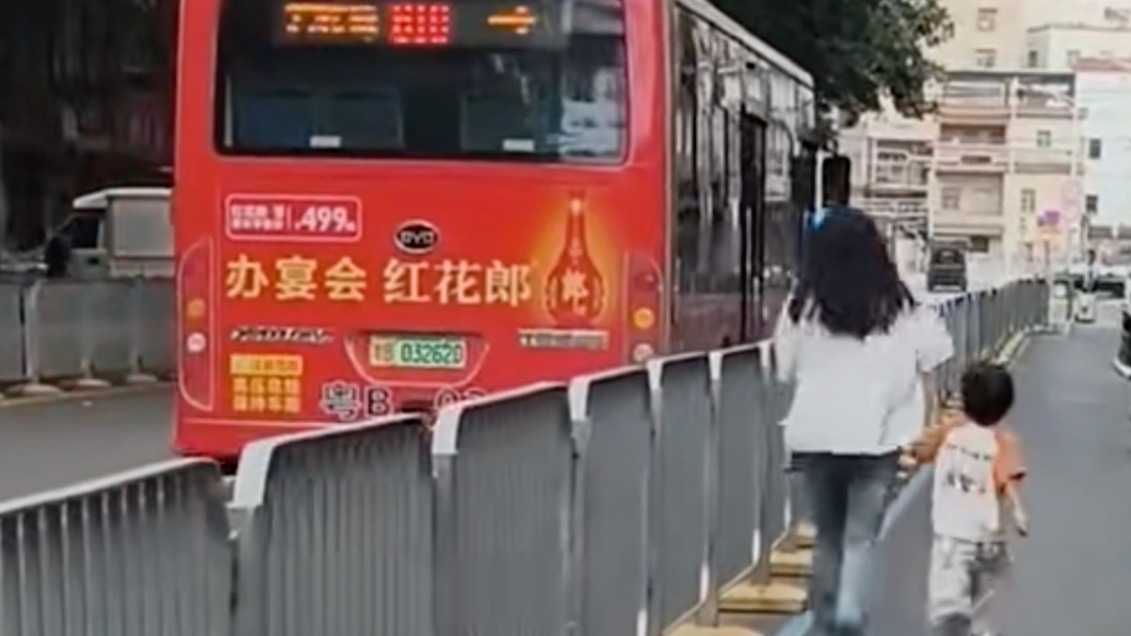 母子手牽手追公交，司機(jī)一腳緩行溫暖人心：“不想他們等太久”