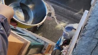 發(fā)現(xiàn)樓上晾曬的被子起火，路過(guò)大哥沖上樓敲門(mén)端水撲滅