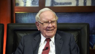 巴菲特宣告“謝幕”：現(xiàn)在每周還上五天班，年底卸任CEO，將加快捐贈(zèng)速度