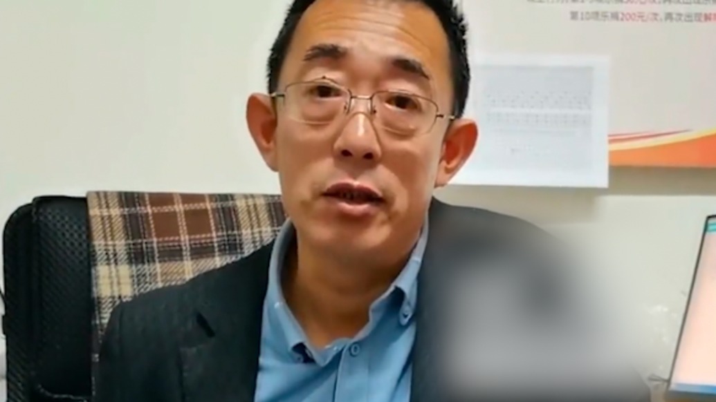 “終于找到你”，男子15年前從海里救出倆娃，如今相見(jiàn)對(duì)方家屬跪地謝恩