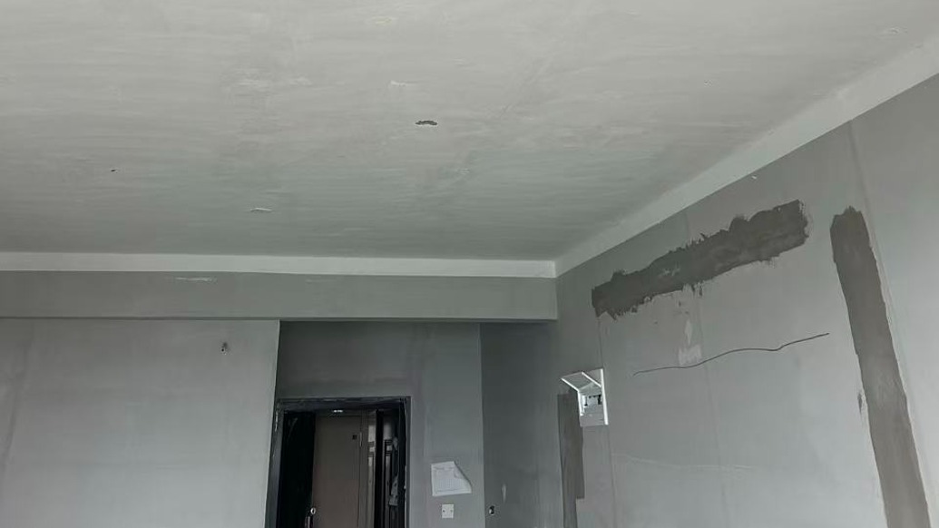 武漢一小區(qū)業(yè)主反映交房不到三年頻現(xiàn)爆灰裂縫，開發(fā)商：原因尚無結(jié)論