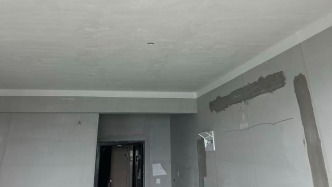 武漢一小區(qū)業(yè)主反映交房不到三年頻現(xiàn)爆灰裂縫，開發(fā)商：原因尚無結論