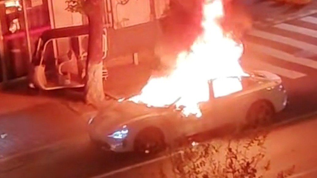 江蘇常州路邊一輛小米汽車起火,消防:被拖車拖下高速后冒煙起火