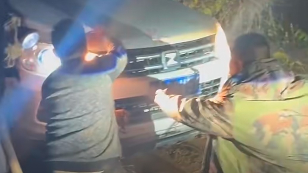 “看到受困的我们都帮”,男子雨天陷车无法行驶,陌生大哥叫来朋友帮忙脱困