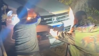 “看到受困的我們都幫”，男子雨天陷車無(wú)法行駛，陌生大哥叫來朋友幫忙脫困