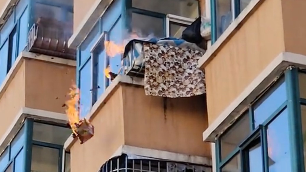 四樓著火他上五樓，男子路遇火情果斷接水撲救：誰碰到也不可能不管