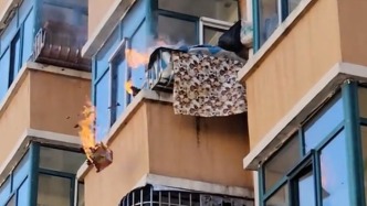 四樓著火他上五樓，男子路遇火情果斷接水撲救：誰碰到也不可能不管