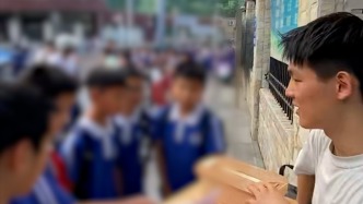 背詩換面圈粉小學(xué)生，深圳一拳擊教練擺攤成了“火雞面老師”