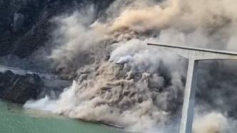 四川馬爾康市紅旗橋引橋垮塌，官方：山體變形滑塌所致，無人傷亡