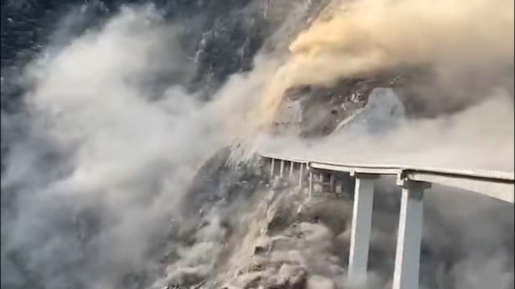 視頻|四川阿壩馬爾康市紅旗橋引橋垮塌一刻,山體變形滑塌所致