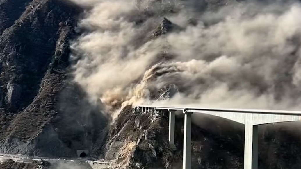 發(fā)生垮塌的紅旗橋今年一月中跨合龍，阿壩州交通局否認垮塌與橋梁質(zhì)量有關(guān)