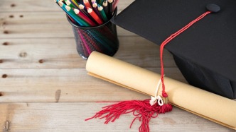 丘成桐人民日報撰文批“以‘帽’取人”：回歸數(shù)學(xué)本真，培養(yǎng)頂尖人才