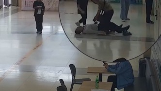 患者在門診大廳暈厥倒地，客服跪地施救徒手清理口腔分泌物