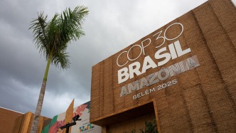 抗議者夜闖COP30大會(huì)現(xiàn)場(chǎng)，亞馬孫原住民高喊：“我們的森林不賣！”