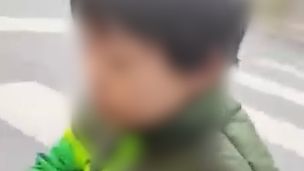 西安一名8歲單親女孩穿拖鞋溜達(dá)稱爸爸不管,多方已介入幫扶