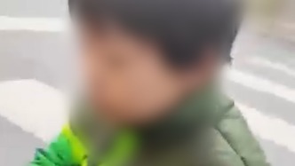 西安一名8歲單親女孩穿拖鞋溜達稱爸爸不管，多方已介入幫扶