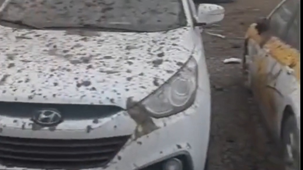 俄羅斯一高樓發(fā)生塌方！屋頂重重砸入地面，超百輛汽車受損