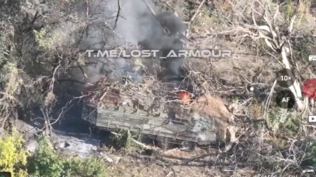 俄軍發(fā)布FPV無人機(jī)襲擊烏軍裝甲車視頻：從后門鉆入車內(nèi)引爆