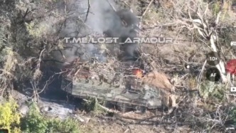 俄軍發(fā)布FPV無人機襲擊烏軍裝甲車視頻：從后門鉆入車內(nèi)引爆