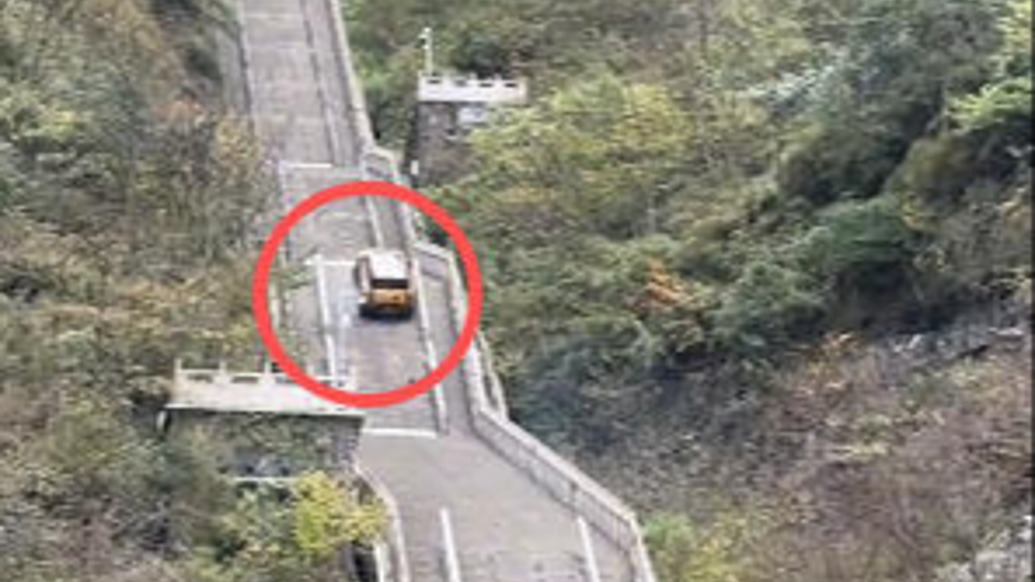 汽车攀爬张家界天门山天梯滑下台阶撞倒护栏，景区：汽车品牌方搞活动，平时不允许