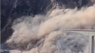 阿坝州双江口红旗桥引桥垮塌，村民：双江口水库蓄水后，老寨子后山坡曾发生垮塌