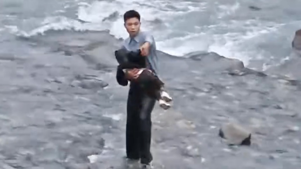 幼童从五米高桥坠河，“卖菜嬢嬢”呼救，路过小伙冲刺救援