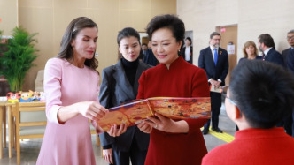 彭麗媛同西班牙王后萊蒂西婭參觀北京市殘疾人服務(wù)示范中心