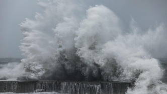 臺(tái)風(fēng)“鳳凰”在臺(tái)灣屏東縣恒春鎮(zhèn)沿海登陸，最大風(fēng)力9級(jí)