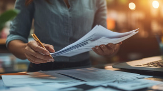 人民日?qǐng)?bào)刊文：莫讓“表演式忙碌”絆住實(shí)干腳步