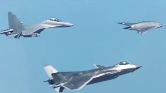 讲武谈兵｜空军首次公开有人/无人战机协同作战，“踹门作战”的急先锋