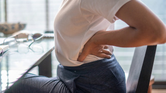 “坐30分鐘、站15分鐘”可緩解下背部疼痛