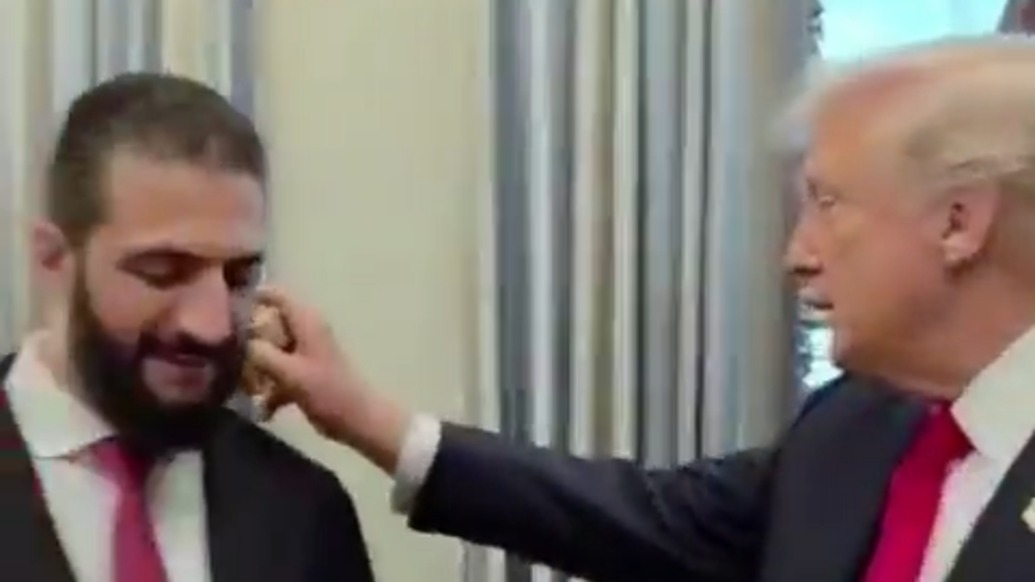 给叙政权领导人喷香水，特朗普当面发问：你有几个妻子？