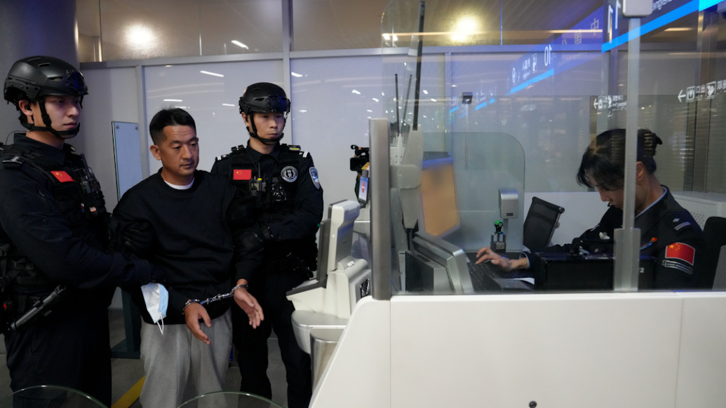 现场画面！佘智江被成功引渡回国，飞机降落在江苏南京禄口国际机场