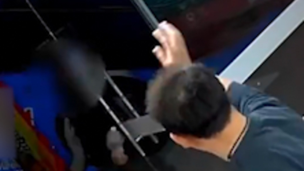 小伙流落街頭被飯店老板發(fā)現(xiàn)，不僅管吃還帶他理發(fā)、買衣服、辦身份證