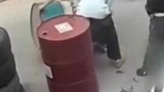 瑞安通報“門口擺3個廢油桶”案件：尚未作出處罰，已對執(zhí)法人員批評教育