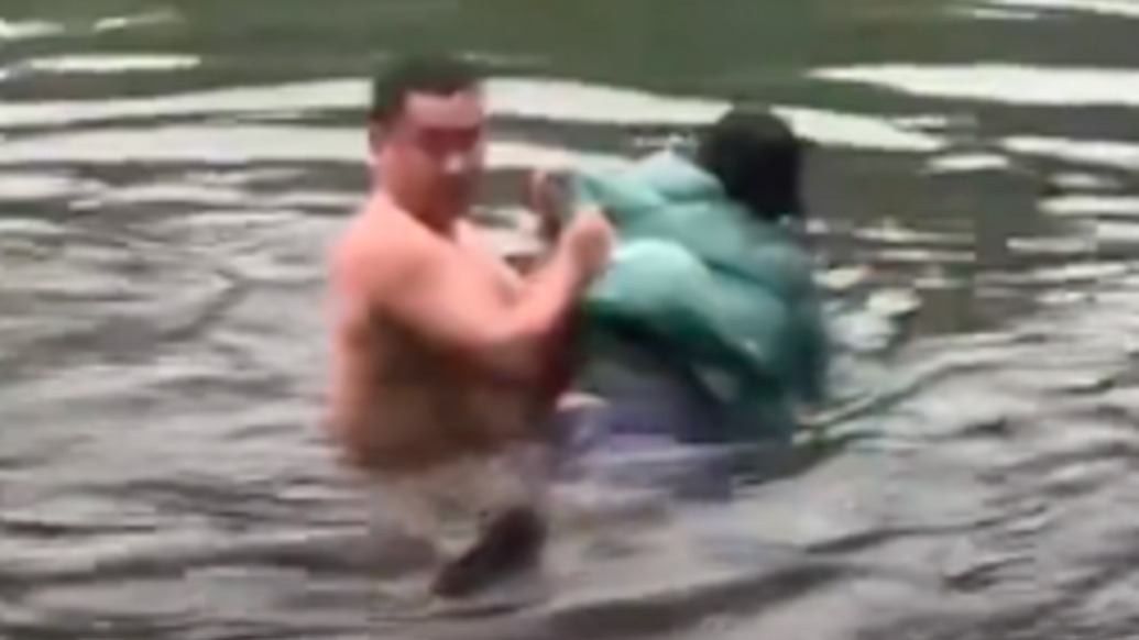 要不得！女子跳河輕生，熱心大哥果斷跟跳施救