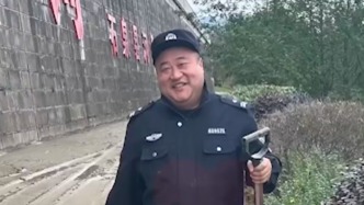 兒童身陷淤泥無法脫身，民警拼盡全力將娃拉出，出來時丟了一只鞋