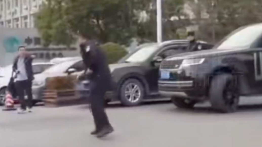 男子持刀對(duì)抗民警被市民駕車撞倒，警方：男子送醫(yī)無(wú)生命危險(xiǎn)