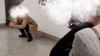 男子當(dāng)眾大便地成網(wǎng)紅打卡點(diǎn)，南寧地鐵：會(huì)加強(qiáng)巡視，視頻如何泄露暫不清楚