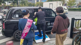 站廳客梯因改造停用，杭州地鐵專車免費(fèi)接送坐輪椅乘客轉(zhuǎn)鄰站
