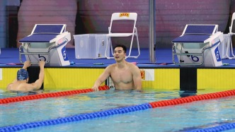 上海隊(duì)鄭英昊摘得男子50米蛙泳金牌，覃海洋犯規(guī)被取消成績(jī)