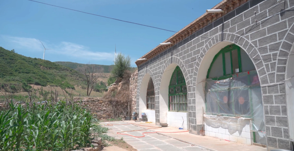 治愈网友的回村青年,治愈不了自己 18 resize,w 1024