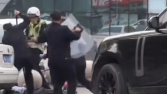 視頻丨越野車車主撞向街頭揮刀男子，專家解讀：屬正當(dāng)防衛(wèi)